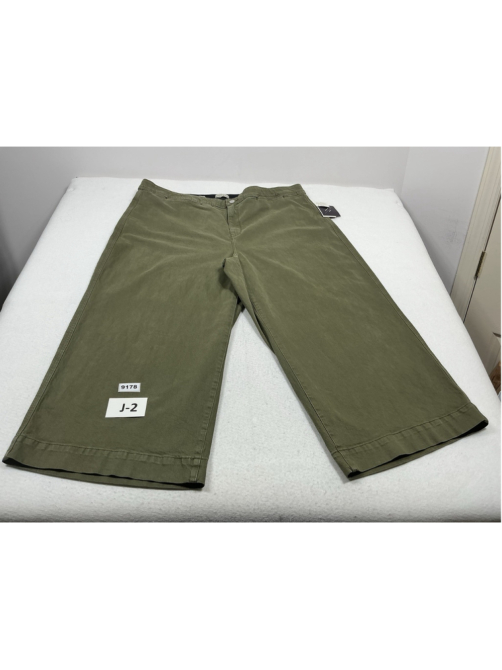Womans NWT Ava & Viv Wide Leg Stretch Jeans Size 26 Olive Green